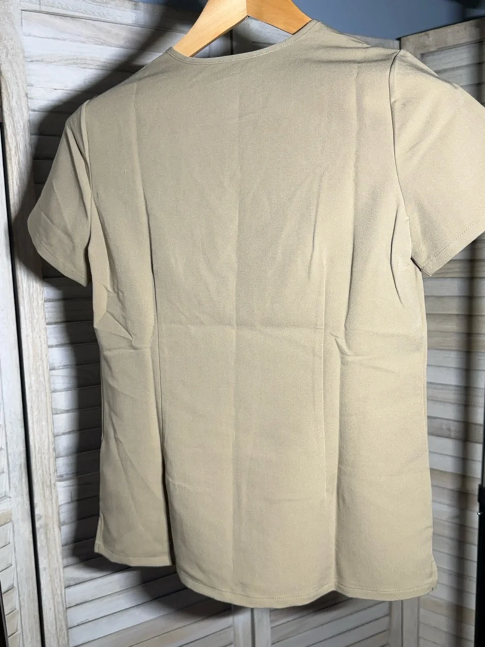NWT FIGS Casma Three-Pocket Scrub Top Sand XS | Technical Collection - Picture 4 of 4